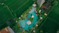 una vista aérea de una piscina en un parque en Candy Villa by GenuineHost, en Ubud