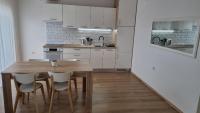 Kuchyňa alebo kuchynka v ubytovaní Apartmani Mali