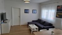 Televízia a/alebo spoločenská miestnosť v ubytovaní Apartmani Mali