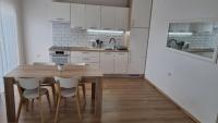 Kuchyňa alebo kuchynka v ubytovaní Apartmani Mali