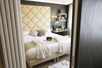 Una cama o camas en una habitaci&oacute;n de Best Western Plus Cannes Riviera