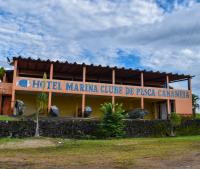 a building with a sign that reads hotel mariana guatemala guide de pasta at Hotel Marina Clube de Pesca in Cananéia