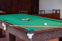 a snooker table with a cue and balls on it at Hotel Marina Clube de Pesca in Cananéia