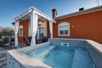 Bazén v ubytovaní Holiday home in Murine - Istrien 42601 alebo v jeho blízkosti