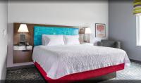 Una habitación de hotel con una cama grande y una silla. en Hampton Inn &amp; Suites Port Lavaca, Tx, en Port Lavaca