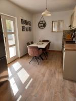 Kuchyňa alebo kuchynka v ubytovaní Apartmani Sladić