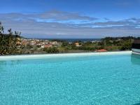 Bazén v ubytování CHALET CON VISTAS AL MAR, PISCINA, PISTA FUTBOL...IDEAL PARA FAMILIAS CON NIÑOS nebo v jeho okolí