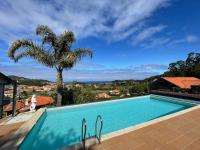 Bazén v ubytování CHALET CON VISTAS AL MAR, PISCINA, PISTA FUTBOL...IDEAL PARA FAMILIAS CON NIÑOS nebo v jeho okolí