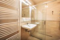 Koupelna v ubytování Star Hotel