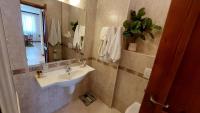 Koupelna v ubytování Free SPA в Св. Иван Рилски - Сладък дом сред лукс