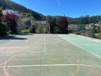 Tenis a/nebo squash v ubytování CHALET CON VISTAS AL MAR, PISCINA, PISTA FUTBOL...IDEAL PARA FAMILIAS CON NIÑOS nebo okolí