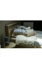 una cama con almohadas en una habitación en Agréable chambre privée avec entrée indépendante, en Langeais