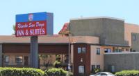un edificio con un cartel delante en Rancho San Diego Inn &amp; Suites, en El Cajon