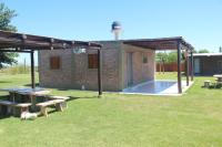 un edificio con mesa de picnic y patio en Cabañas Doña Antonia, en San Juan