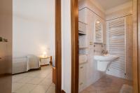 A bathroom at Stella del Garda 2 con terrazza
