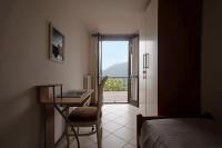 A television and/or entertainment centre at Stella del Garda 2 con terrazza