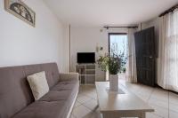 A television and/or entertainment centre at Stella del Garda 2 con terrazza