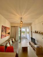 Televízia a/alebo spoločenská miestnosť v ubytovaní Eirini & Manolis Apartments