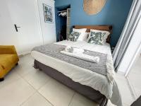 Postel nebo postele na pokoji v ubytov&aacute;n&iacute; DEEP BLUE Vue mer Piscine privative 2 chambres