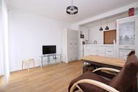 Televízia a/alebo spoločenská miestnosť v ubytovaní Seaside Studio Apartment Dworska