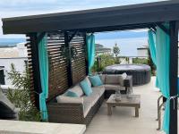 eine Terrasse mit einer Couch und einem Tisch in der Unterkunft Apartman Mateo in Njivice