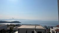 ein Blick auf das Meer von einem Gebäude aus in der Unterkunft Apartman Mateo in Njivice
