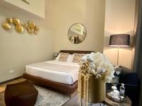 Postel nebo postele na pokoji v ubytování INTOMILAN Galleria Duomo I Boutique & Design Aparthotel
