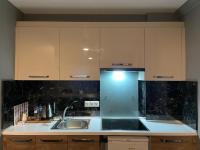 A kitchen or kitchenette at On4 Rooms & Suites