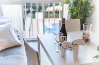 Nápoje v ubytování Sun Coast Benalmádena -- Superb studio with 4 pools, gardens & breakfast