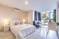 Postel nebo postele na pokoji v ubytování Sun Coast Benalmádena -- Superb studio with 4 pools, gardens & breakfast