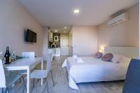 TV a/nebo společenská místnost v ubytování Sun Coast Benalmádena -- Superb studio with 4 pools, gardens & breakfast