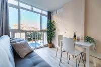 Posezení v ubytování Sun Coast Benalmádena -- Superb studio with 4 pools, gardens & breakfast