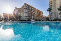Bazén v ubytování Sun Coast Benalmádena -- Superb studio with 4 pools, gardens & breakfast nebo v jeho okolí