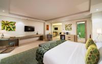 Centara Muscat Hotel Omanにあるテレビまたはエンターテインメントセンター