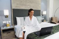 Centara Muscat Hotel Omanにあるベッド