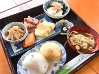 uma bandeja com diferentes tipos de alimentos em GAMP HOUSE がんぷはうす 江戸農家古民家ホステル Old Folk Farm Hostel em Iwaki