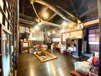 um quarto amplo com uma sala de estar com uma mesa em GAMP HOUSE がんぷはうす 江戸農家古民家ホステル Old Folk Farm Hostel em Iwaki