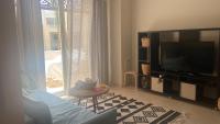 TV a/nebo společenská místnost v ubytování Mangroovy Gouna 1 BR apartment