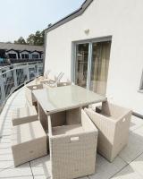 Balkon lub taras w obiekcie Pine Point Apartament with terrace, shared pool, tennis court
