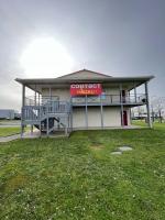 Un edificio con un banco delante de él. en Contact Hôtel Fontenay le Comte, en Fontenay-le-Comte