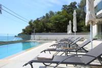 Bazén v ubytovaní ALMYRA seafront residence alebo v jeho blízkosti