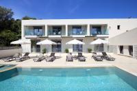 Bazén v ubytovaní ALMYRA seafront residence alebo v jeho blízkosti