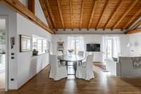 TV a/nebo společenská místnost v ubytování A Casa Nuccia Mansarda by Holiday Solutions