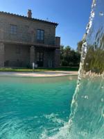 Bazén v ubytovaní Agriturismo Tenuta Roccaccia alebo v jeho blízkosti