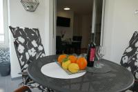 Televízia a/alebo spoločenská miestnosť v ubytovaní Seafront City Apartment Ana Trogir