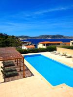 una piscina con vista al mar en Hôtel Sole Mare, en Calvi
