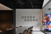 un mur blanc avec un panneau bdbdb dessus dans l'établissement LIA Hotel Shenzhen Qianhai Baoan Center Turnaround Metro Station, à Bao'an