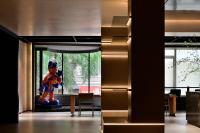 une statue de la mascotte de Sonic dans une pièce dans l'établissement LIA Hotel Shenzhen Qianhai Baoan Center Turnaround Metro Station, à Bao'an