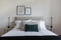 Posteľ alebo postele v izbe v ubytovaní Signature 2BR Apartment in Marousi by UPSTREET