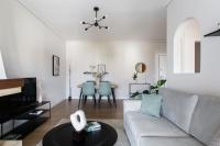 Posedenie v ubytovaní Signature 2BR Apartment in Marousi by UPSTREET